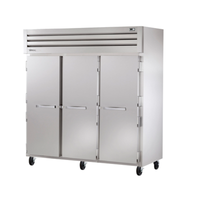 Réfrigérateur de comptoir True Spec Series 77,75 pouces à trois sections et porte pleine