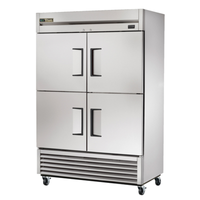 Réfrigérateur vertical professionnel à demi-portes pleines True Manufacturing, 137,5 cm