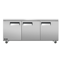 Étiquette alternative : Omcan 58018 Juneau Réfrigérateur sous le comptoir de 72 pouces à trois portes, réfrigérateur commercial sous le comptoir en acier inoxydable vue de face
