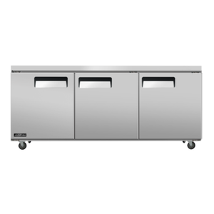 Étiquette alternative : Omcan 58018 Juneau Réfrigérateur sous le comptoir de 72 pouces à trois portes, réfrigérateur commercial sous le comptoir en acier inoxydable vue de face